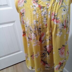 Rose + Olive Plus Size 2X. Yellow Floral Sleeveless Baby Doll Cut Top V- NECK